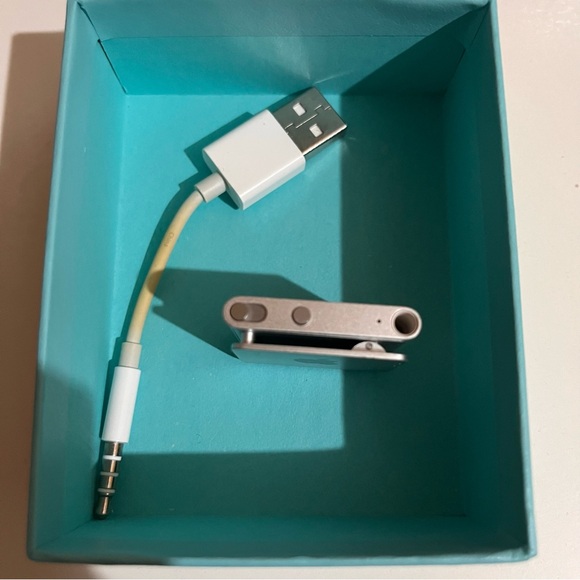 Apple iPod Shuffle silver mp3 player with clip - Picture 2 of 6